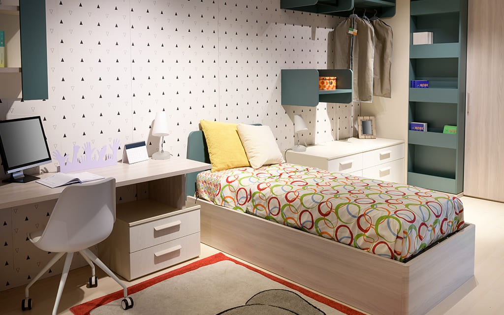 Patterned wallpaper for teen room design