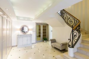 Oak staircase with shining marbles